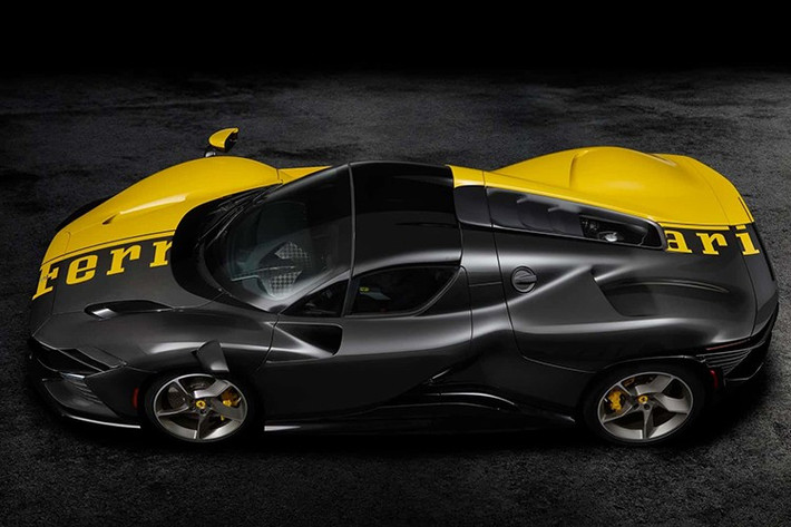 Khoang lái được bọc vải dệt từ lốp xe tái chế, với biểu tượng ngựa chồm đặc trưng của Ferrari hiện diện khắp nơi. Bảng điều khiển và cột lái được chế tạo từ sợi carbon tương tự như trên xe đua Công thức 1 SF-25 của Ferrari.