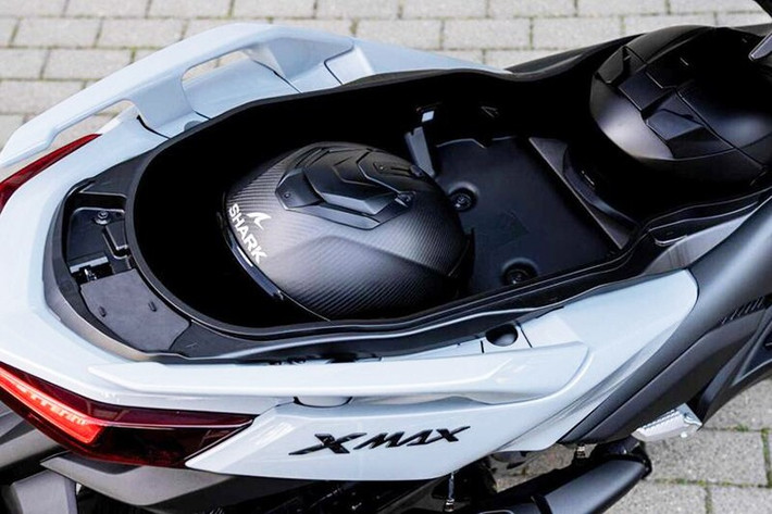 Với thiết kế thân xe bề thế nhưng vẫn gọn gàng, tư thế lái thể thao nhưng không hề mỏi với ghi đông có thể điều chỉnh 20 mm, cùng khoang cốp chứa được tới hai mũ fullface – chiếc xe này là lời đáp cho bài toán di chuyển hiện đại của những công dân thành thị mới.