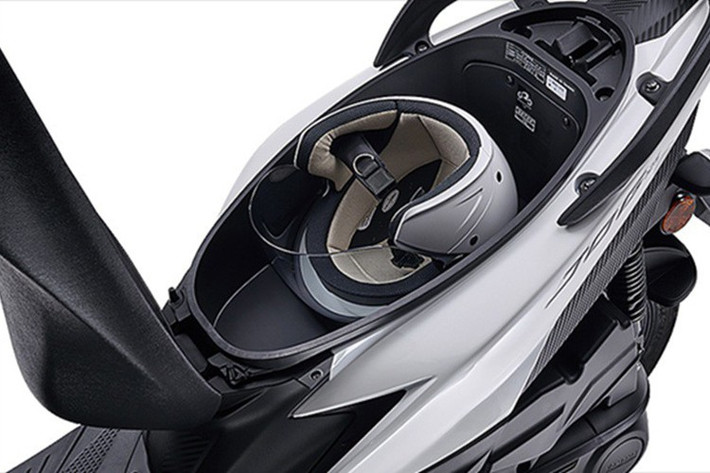 Xe sở hữu sàn để chân rộng rãi, có nắp bình xăng đặt đầu xe tiện dụng. Thiết kế này giúp Jog 125 có thể mở rộng dung tích cốp xe lên tới 21,3 lít.