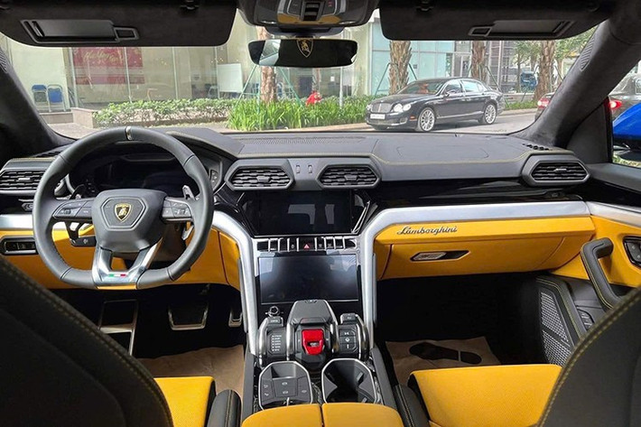 Hiện tại chiếc siêu SUV Lamborghini Urus này đã chạy được hơn 9.000 km, trước đó cũng có 1 xe Lamborghini Urus được chào bán trên 14 tỷ đồng và nhanh chóng có người mua.