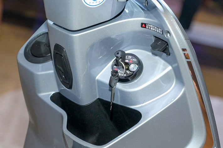 Đặc biệt, xe được trang bị tới hai cổng sạc USB với hai chuẩn kết nối khác nhau, phục vụ nhu cầu sạc điện thoại và thiết bị điện tử trong quá trình di chuyển.