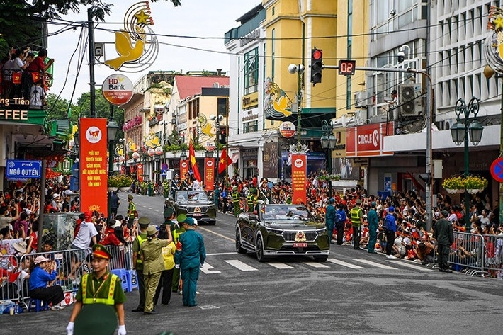 Do phần mui đã cắt bỏ, toàn bộ hệ thống điện được gia cường khả năng chống nước. Các tính năng không cần thiết được loại bỏ phù hợp mục đích sử dụng xe trong lễ kỷ niệm 80 năm quốc khánh.