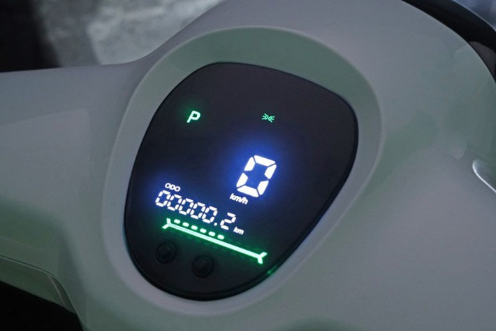 Được tối ưu hóa cho việc di chuyển trong thành phố và các chuyến đi ngắn, QJMotor E-LTR có chiều cao yên xe ở mức 760 mm, phù hợp với thể trạng của người sử dụng tại các thị trường châu Á.