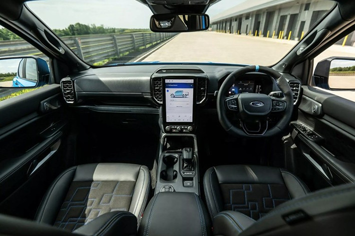 Xe được trang bị ghế bọc da lộn và da tổng hợp đi kèm với đường chỉ khâu màu xanh dương, cùng logo MS-RT xuất hiện trên ghế, thảm sàn và bệ điều khiển trung tâm.