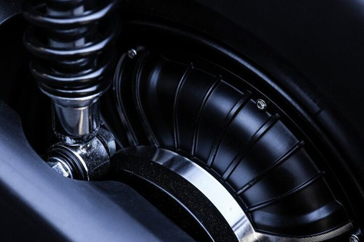 Cả hai phiên bản của Honda Sundiro DM8B có thông số kỹ thuật tương đối giống nhau, bao gồm tốc độ tối đa, công suất động cơ và quãng đường đi được mỗi lần sạc. Tuy nhiên, thời gian sạc cụ thể vẫn chưa được tiết lộ.