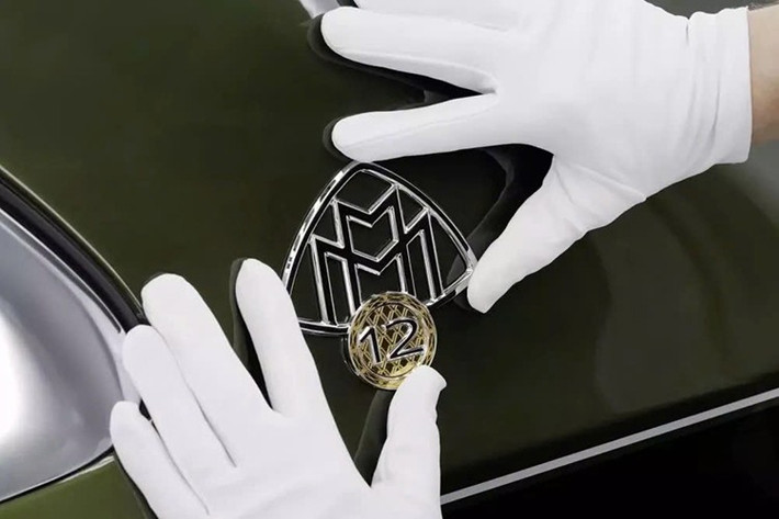 Mẫu xe lịch sử đó, với dung tích xi-lanh 7 và 8 lít và công suất lên đến 200 mã lực, có thể đạt tốc độ tối đa 106 dặm/giờ (170 km/giờ), một con số đáng kinh ngạc vào thời điểm đó. Zeppelin thể hiện triết lý mà V12 Edition tiếp nối: sự thanh lịch hòa quyện với sức mạnh, và tính độc quyền được định nghĩa bởi nghệ thuật chế tác tinh xảo.