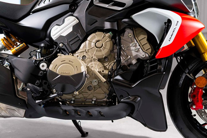 Để bảo vệ ly hợp, hệ thống sử dụng một thuật toán cho phép một số lần đề-pa liên tiếp nhất định, và số lần này sẽ được đặt lại khi người lái sử dụng xe một cách bình thường. Dữ liệu hiệu suất được ghi lại trong các quãng đường 0-100 và 0-200 km/h, được lưu trong bộ nhớ cùng với lịch sử các lần đề-pa tốt nhất đã đạt được.