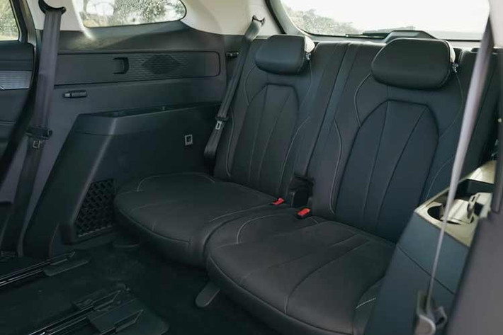 MGS9 2026 sử dụng hệ thống plug-in hybrid giống HS PHEV, kết hợp động cơ xăng tăng áp 1.5L với mô-tơ điện và pin có dung lượng khả dụng 23,2 kWh. Trong khi đó, MG QS tại Úc dùng hệ truyền động PHEV với máy xăng 2.0L.