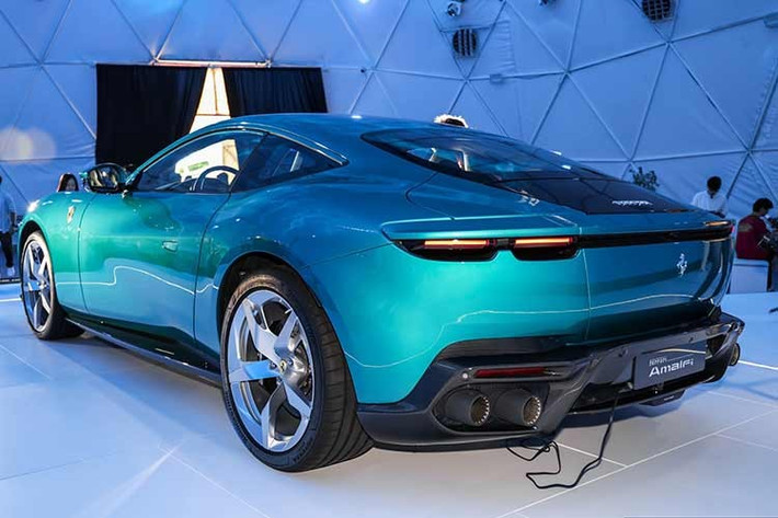 Phần đầu xe gây ấn tượng với đèn pha thiết kế dạng móc câu tương tự "đàn anh" Purosangue và dải ốp màu đen nối liền hai cụm đèn gợi nhớ đến 12Cilindri. Xe không được trang bị lưới tản nhiệt truyền thống, tạo nên diện mạo tối giản và tinh tế hơn.