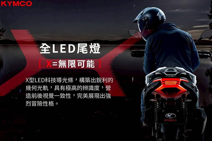 Xe còn tích hợp cổng sạc kép USB Type-A và Type-C, giúp người dùng không lo lắng về việc điện thoại hết pin. Dưới yên xe, Kymco X350 có cốp chứa đồ rộng rãi, đủ chỗ cho mũ bảo hiểm fullface và một số vật dụng nhỏ, cùng với ngăn chứa đồ tiện lợi ở phía trước.