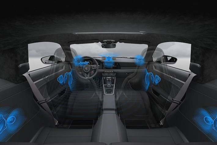 Nếu muốn một chiếc xe thể thao mạnh mẽ hơn, bộ ghế thể thao nhẹ, có thể gập lại của 911 GT3 là một tùy chọn cho phiên bản coupe. Phiên bản coupe được bán dưới dạng hai chỗ ngồi, nhưng khách hàng có thể yêu cầu lắp thêm hàng ghế sau mà không mất thêm phí.