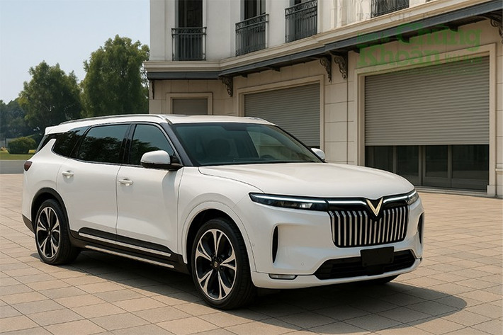 So với phiên bản đang bán trên thị trường, VinFast VF9 bản facelift sở hữu nhiều thay đổi thiết kế: dải đèn LED kéo dài toàn đầu xe, lưới tản nhiệt nan dọc mới, cụm đèn pha LED thiết kế lại, cùng cản trước, cản sau và la-zăng khí động học được tinh chỉnh.