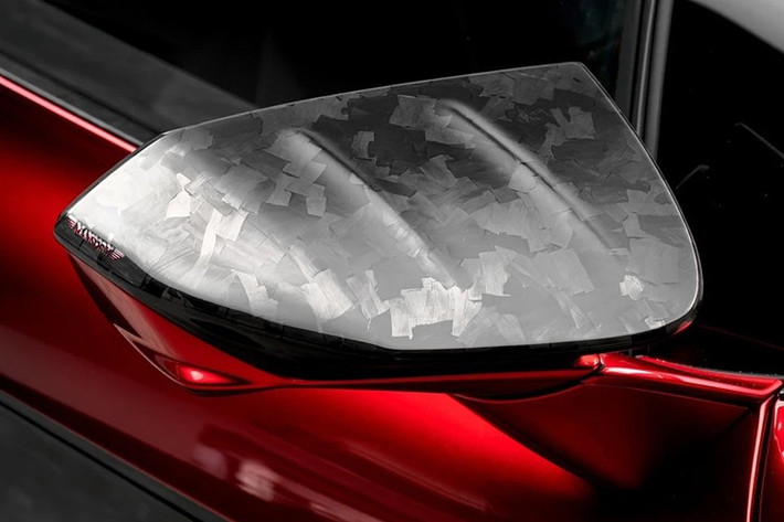 Cánh gió khí động học điều khiển điện được tinh chỉnh lại, trong khi khuếch tán gió cản sau tạo hình mở rộng bằng sợi carbon đúc, lấy cảm hứng từ Lamborghini Centenario.