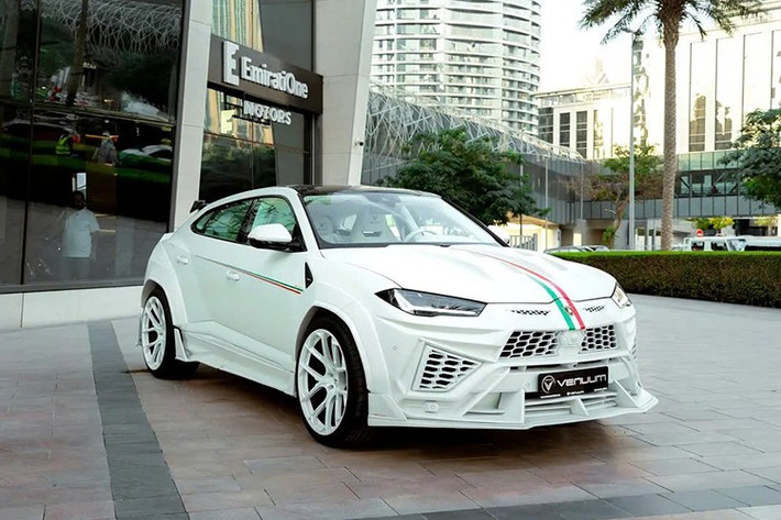 Chiếc siêu SUV Lamborghini Urus phiên bản giới hạn từ Venuum được tùy chỉnh cao độ này chắc chắn trông rất dữ dằn, với bộ body kit hầm hố, các chi tiết bằng sợi carbon độc quyền và màu trắng tinh khôi.