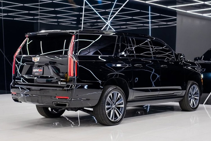 Bên cạnh những cửa sổ dày hơn bình thường, chiếc Cadillac Escalade 2026 này còn được cho là có hệ thống treo và phanh được nâng cấp, giúp nó xử lý trọng lượng tăng thêm tốt hơn.