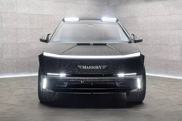 Tuy nhiên, tại Mỹ, việc xuất hiện với một chiếc xe bán tải điện Cybertruck độ hầm hố cực đoan như thế này có thể thu hút nhiều ánh nhìn dò xét hơn là sự ngưỡng mộ.