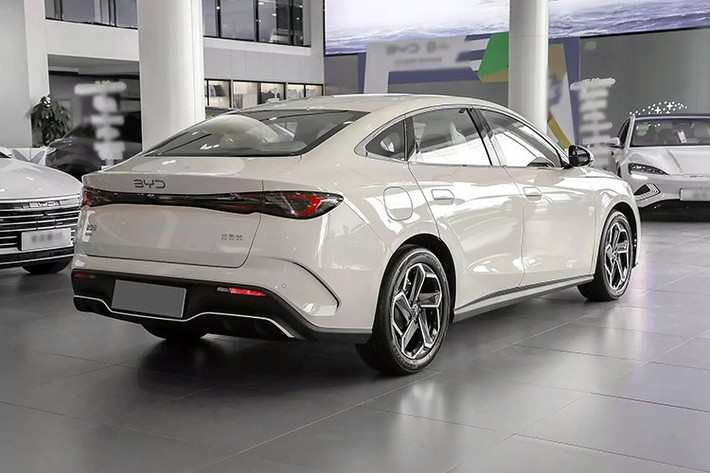 Trong đó, đầu xe nổi bật với lưới tản nhiệt dạng kín, một phong cách quen thuộc trên các mẫu PHEV và EV đời mới của hãng, kết hợp hốc hút gió lớn đặt thấp, tạo diện mạo thể thao và liền khối.