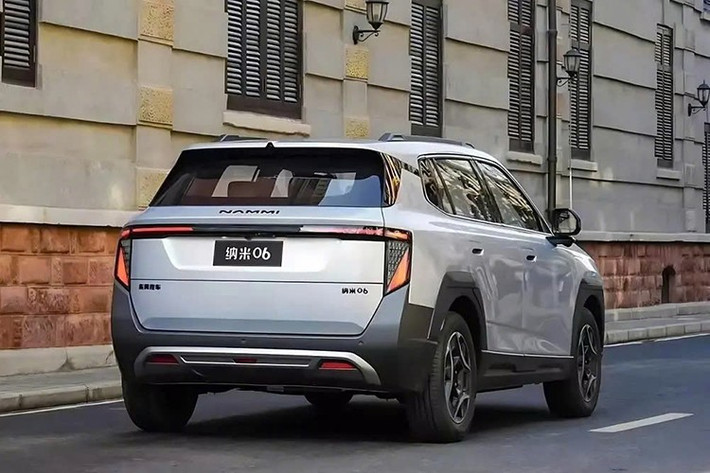 Trong khi đó, thiết kế của Dongfeng Vigo lại khá giống với xe Kia. Mẫu ô tô điện này sở hữu đầu xe vuông vức với lưới tản nhiệt đóng kín, cụm đèn pha tích hợp đèn LED định vị ban ngày hình số 7, gương chiếu hậu nằm trên cột A, hốc bánh xe lớn và mâm hợp kim 17 inch. Bên cạnh đó là tấm ốp bảo vệ gầm màu bạc và các hốc hút gió hình chữ nhật màu đen.