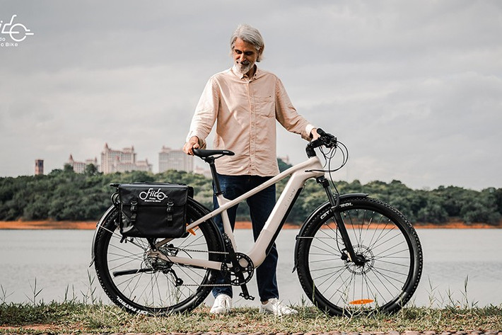 Fiido Nomads Touring E-bike ﻿Fiido Nomads là xe đạp hybrid du lịch điện, nặng 24,7 kg, hợp pháp trên đường và có phạm vi di chuyển lên đến 240 km nhờ tùy chọn pin mở rộng dễ thay. Xe được thiết kế tối ưu cho sự thoải mái với yên êm, phuộc trước 120mm và khả năng tùy chỉnh yên, tay lái.