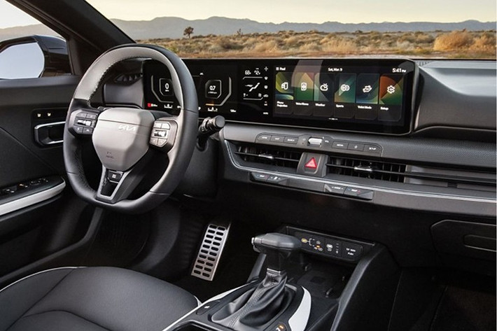 Với chiều dài 4.440 mm và chiều rộng 1.850 mm, Kia K4 mang đến dáng vẻ vững chãi và thể thao. Không gian nội thất của mẫu hatchback này được đánh giá vượt trội trong phân khúc khi cung cấp khoảng để chân hàng ghế sau lên tới 964 mm và khoảng không trần xe đạt 973 mm.