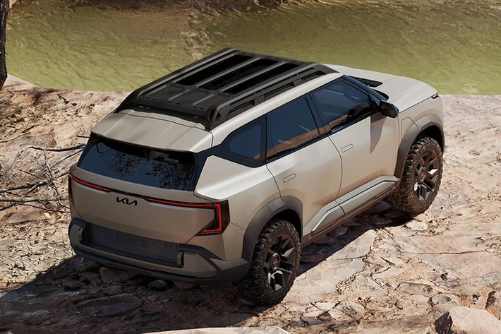 Ngoại hình Kia EV5 Weekender Concept nổi bật với thiết kế cản trước hầm hố, dải đèn viền LED chạy ngang phần đầu xe không giống các phiên bản EV5 tiêu chuẩn. Phiên bản thuần điện có màu sơn nhám cùng các chi tiết tạo sự tương phản màu xanh lá.