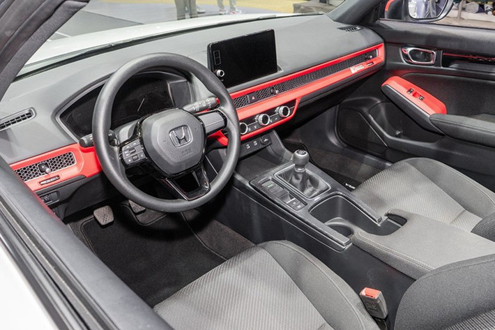 Bên trong nội thất xe bỏ bố cục 5 chỗ nguyên bản và chuyển sang dạng 2+2, trong khi bảng táp-lô giữ nguyên phong cách rất Civic. Một vài điểm nhấn nội thất màu đỏ trải dọc bảng táp-lô tạo sự khác biệt so với Civic/Integra tiêu chuẩn.