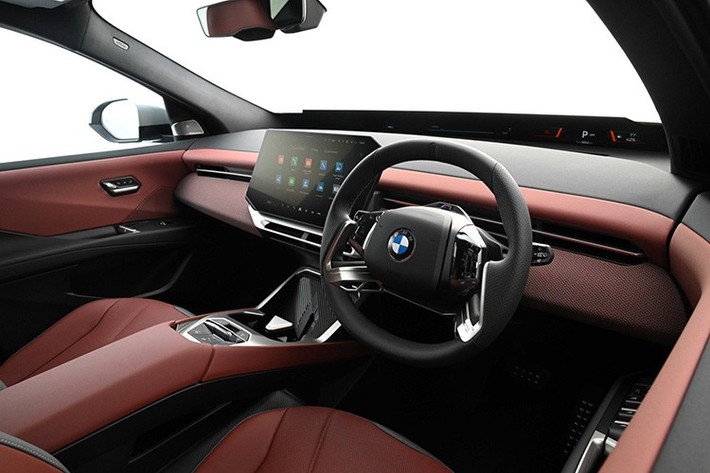 Thiết kế mới giúp iX3 tăng không gian nội thất. BMW bắt vít ghế trước trực tiếp vào cụm pin. Nội thất iX3 thiết kế tối giản. Xe trang bị màn hình thông tin giải trí 17,9 inch, chứa các nút điều khiển cho hầu hết các chức năng xe và chạy phần mềm iDrive mới nhất của BMW.