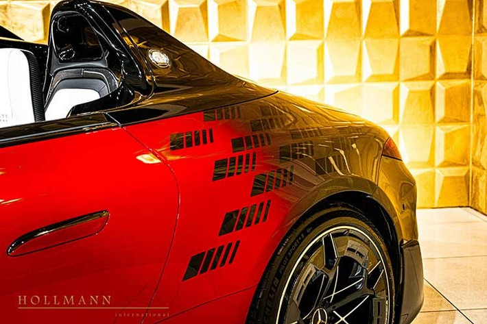 Kính chắn gió và cột A được lược bỏ, xe bổ sung vòng bảo vệ HALO quen thuộc của những mẫu xe đua F1 được áp dụng từ năm 2018. Khung bảo vệ khi lật thiết kế phía sau tựa đầu, mang huy hiệu AMG màu trắng đen.