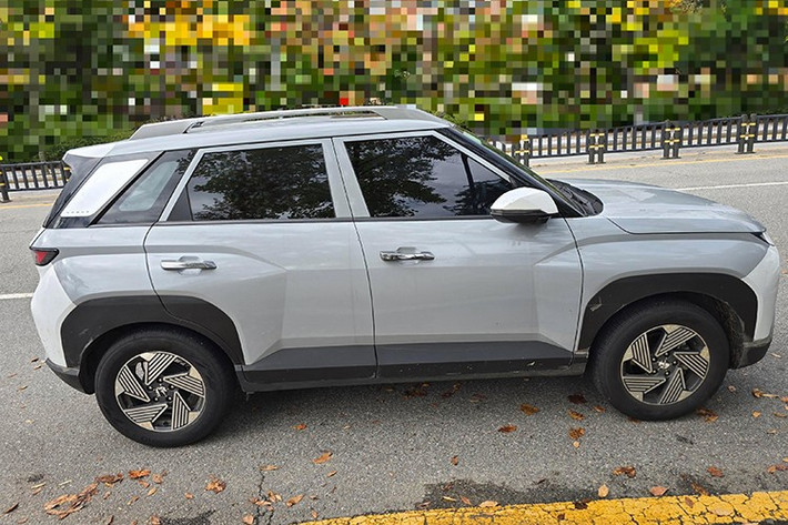 Ở thế hệ mới, Hyundai Venue sở hữu diện mạo sắc sảo và hiện đại hơn hẳn so với phiên bản hiện hành. Phần đầu xe được thiết kế lại hoàn toàn với lưới tản nhiệt lớn hơn, vuông vức hơn và sử dụng các nan ngang. Hệ thống chiếu sáng cũng được làm mới với cụm đèn pha LED xếp dọc và dải đèn định vị ban ngày DRL mảnh, đặt sát mép nắp ca-pô.