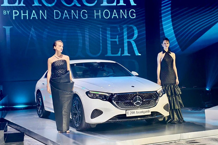 Trong khuôn khổ triển lãm được tổ chức ở JW Marriott Hà Nội, mẫu xe sedan hạng sang Mercedes-Benz E-Class thế hệ mới (tên mã W214) đã chính thức ra mắt khách hàng Việt Nam. Có 3 phiên bản được lắp ráp trong nước, gồm E200 Avantgarde, E200 Exclusive và E300 AMG.