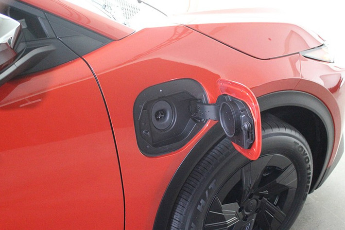 Về thiết kế, Uncharted mang kiểu dáng sắc sảo, gần như tương đồng với Toyota C-HR. Dù không quá mới lạ, xe vẫn gây ấn tượng với đèn pha LED, cần gạt mưa cảm biến, cốp sau chỉnh điện, khoảng sáng gầm 208 mm và bộ mâm hợp kim 18 inch phối màu đen bóng.