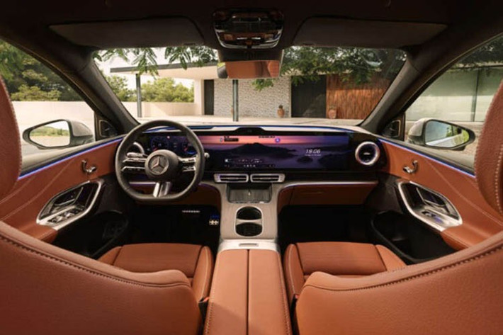 Về nội thất, GLC EV gây ấn tượng với giao diện MBUX Hyperscreen kích thước 39,1 inch kéo dài gần trọn bề ngang táp-lô. Xe có cần số điện tử đặt sau vô lăng, đế sạc không dây đôi và các vật liệu bọc da màu trắng sáng mang lại cảm giác hiện đại và sang trọng.