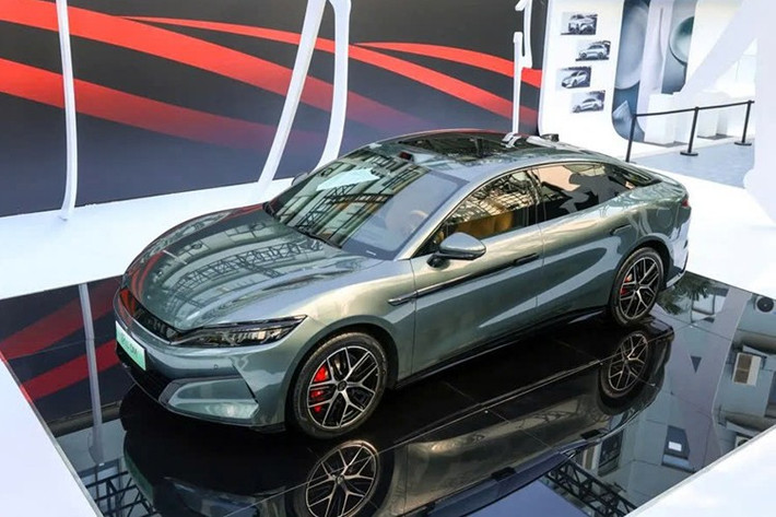 Tại thị trường Trung Quốc, giá bán sau ưu đãi của Han L khởi điểm từ 194.800 nhân dân tệ (tương đương 725 triệu đồng) và cao nhất 264.800 nhân dân tệ (khoảng 985 triệu đồng). Dự đoán, mẫu xe này sẽ sớm ra mắt thị trường Đông Nam Á và Việt Nam cũng không ngoại lệ.