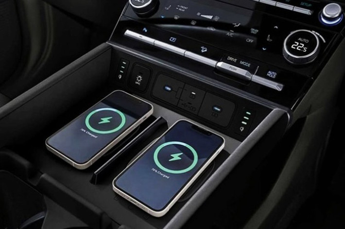 Dự đoán, nhiều khả năng Hyundai Thành Công sẽ giữ nguyên các trang bị hiện đại trên SantaFe Hybrid 2025 như phiên bản quốc tế để đảm bảo sự đồng nhất, giống như cách hãng đang phân phối nhiều mẫu xe cấu hình toàn cầu.