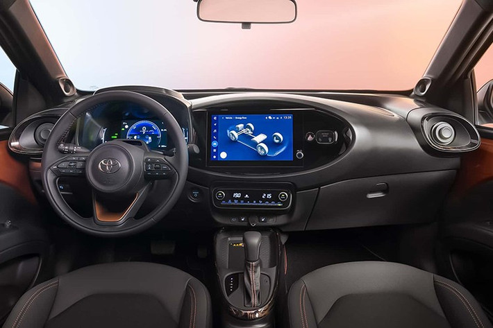 Xe cũng được trang bị thêm khả năng cách âm, ghế bọc vải mới với họa tiết thêu chữ X và đường viền, đế sạc không dây, cùng nhiều tính năng khác. Khách hàng cũng có thể lựa chọn một trong bốn màu sơn ngoại thất hai tông màu ánh kim, cùng với cảm biến đỗ xe trước và sau và tính năng mở cửa thông minh trong gói Parking Pack.