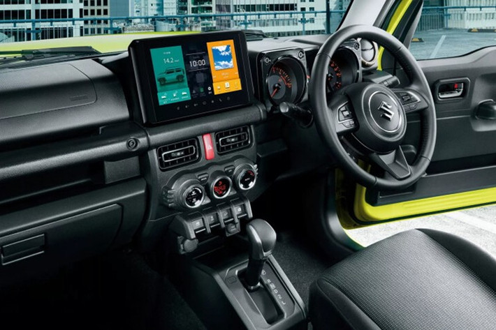 Dual Sensor Brake Support II trên Jimny 2026 hỗ trợ giữ làn đường, kiểm soát hành trình thích ứng và cảm biến hỗ trợ đỗ xe trước – sau. Ngoại hình và nội thất vẫn giữ thiết kế quen thuộc, không có thay đổi đáng kể.