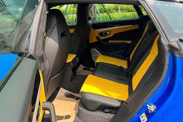 Động cơ kết hợp cùng hộp số tự động 8 cấp và hệ dẫn động 4 bánh giúp Lamborghini Urus có thể tăng tốc từ vị trí xuất phát lên 100 km/h trong 3,6 giây trước khi đạt vận tốc tối đa 305 km/h.