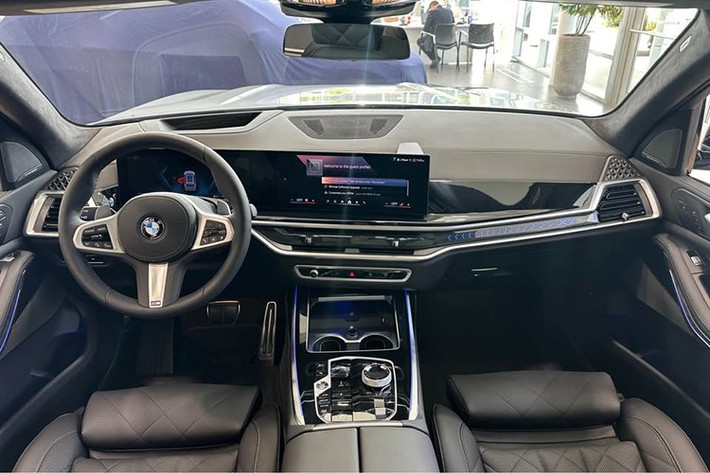 Việc cải thiện ADAS trên X7 cũng được xem là động thái bắt kịp Mercedes-Benz GLS – mẫu SUV đối thủ vừa được nâng cấp và cũng cải thiện các công nghệ hỗ trợ lái. Không chỉ X7, BMW đang cho thấy định hướng rõ ràng trong việc phổ cập ADAS trên nhiều dòng xe. BMW X3 và 5 Series mới là những mẫu xe đầu tiên tại Việt Nam sở hữu gói tính năng an toàn chủ động.