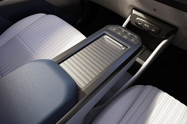 Danh sách tiện nghi cũng rất phong phú: chìa khóa kỹ thuật số Digital Key 2.0, hệ thống lọc không khí tích hợp chỉ số AQI, dàn âm thanh Bose 8 loa, cửa sổ trời toàn cảnh hai lớp, đèn nội thất đổi màu 64 sắc, ghế lái chỉnh điện, ghế trước thông gió và hàng ghế thứ hai có thể linh hoạt tùy chỉnh.