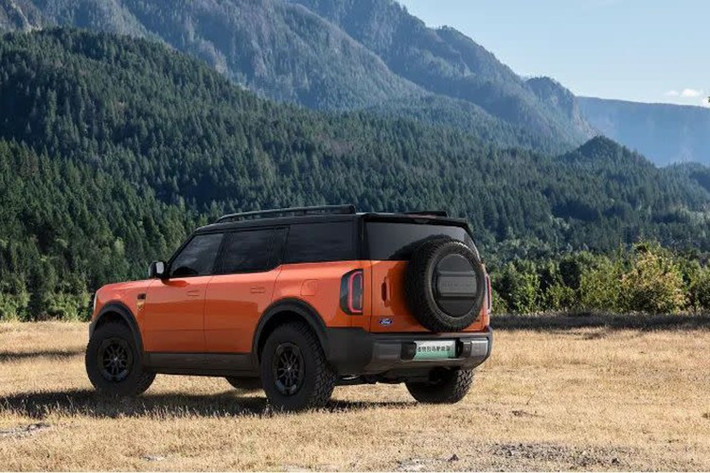 Cụ thể, bản chạy điện hoàn toàn có công suất 271 mã lực, trong khi bản range-extender dùng động cơ 1.5L kết hợp mô-tơ điện cho tổng công suất 241 mã lực. Cả hai phiên bản đều sử dụng hệ dẫn động cầu trước – điều khác biệt lớn so với Bronco tại Mỹ vốn luôn có hệ dẫn động 4 bánh.