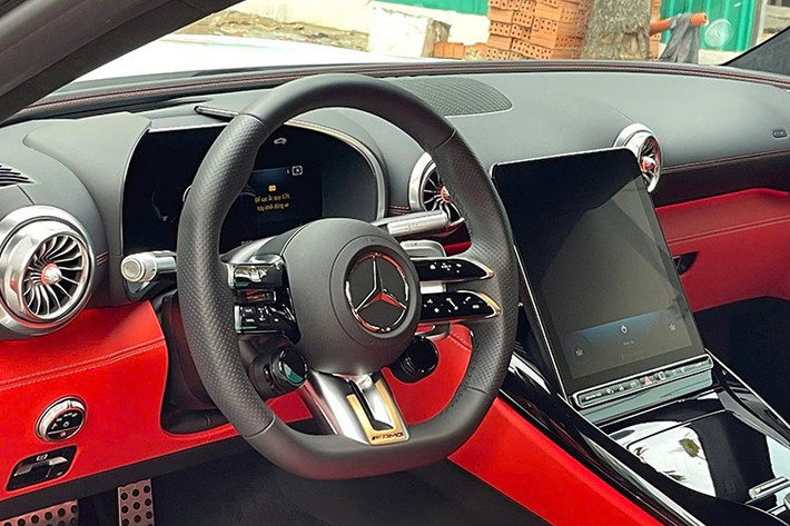 Bước vào bên trong khoang lái của Mercedes-AMG SL43, khách hàng sẽ cảm nhận ngay thế hệ mới có nhiều sự thay đổi, đầu tiên là bộ ghế phong cách thể thao, ôm lấy người ngồi sau vô lăng và ghế phụ, còn hành khách phía sau thoải mái hơn nhiều, đơn giản, hàng ghế thứ 2 dành cho con nhỏ, đi chơi cùng bố mẹ.