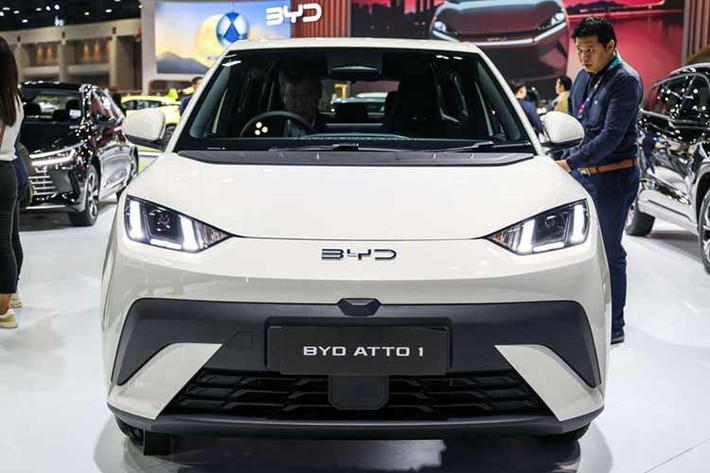 Nếu được đưa về Việt Nam, BYD Atto 1 sẽ cạnh tranh trực tiếp với VinFast VF5 (529 triệu đồng). Đây sẽ là thách thức lớn với mẫu xe Trung Quốc bởi sản phẩm Việt đang là một trong những mẫu ô tô được ưa chuộng nhất thị trường trong nước, nhờ ưu đãi miễn phí sạc đến năm 2029 và hạ tầng trạm sạc độc quyền.