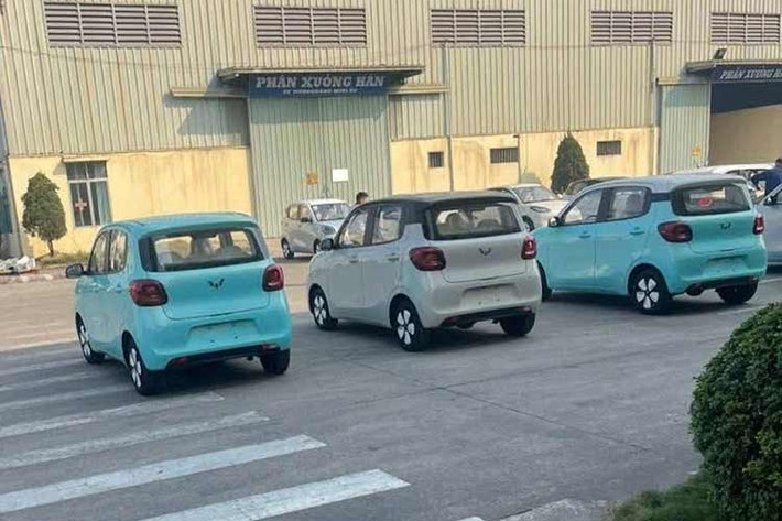 Theo một số tư vấn viên tại đại lý Wuling Việt Nam cho hay, mẫu xe điện cỡ nhỏ Wuling Macaron 2026 dự kiến sẽ ra mắt vào tháng 6 tới đây. Theo nhà phân phối công bố, Macaron sẽ có 2 phiên bản là 205km và 300km. Cả 2 chia sẻ chung kích thước (dài x rộng x cao) tương ứng là (3.256 x 1.510 x 1.578)mm, với chiều dài cơ sở 2.190mm.