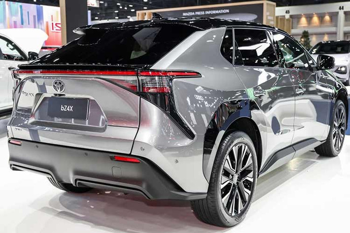 Toyota bZ4X 2026 được phát triển trên nền tảng e-TNGA dành riêng cho ô tô điện. Xe có kích thước dài x rộng x cao lần lượt là 4.690 x 1.860 x 1.650 mm, trục cơ sở 2.850 mm. Xe sở hữu cụm đèn pha LED sắc sảo hơn và các khe gió cản trước mạnh mẽ hơn. Bộ mâm hợp kim mới với kích thước 20 inch mang đến cho mẫu SUV điện vẻ ngoài tinh tế và cao cấp hơn.