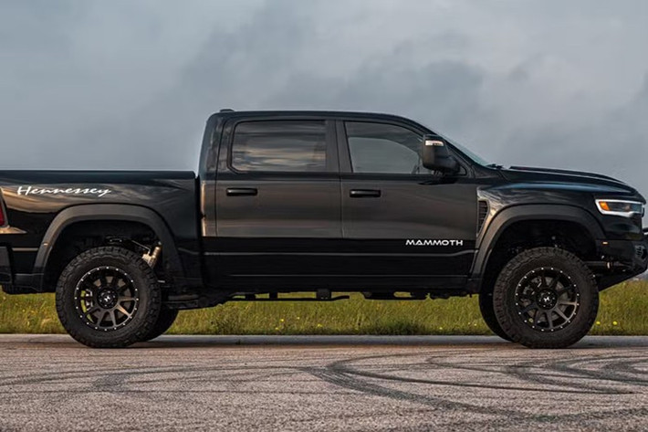 Chiếc xe này không phải là bản độ 6x6 thường thấy, Hennessey chỉ nâng cấp động cơ Hurricane 6 xy-lanh thẳng hàng tăng áp kép của Ram 1500 RHO lên một tầm cao mới, đồng thời gắn thương hiệu Mammoth.