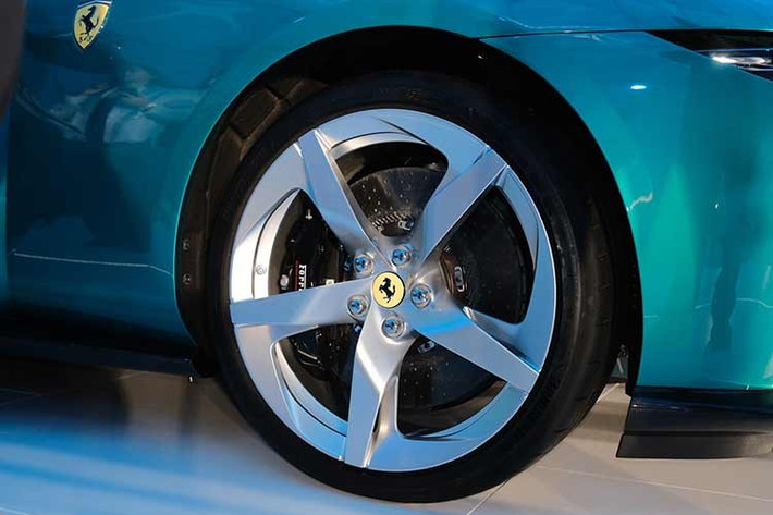 Amalfi ra mắt với màu sơn đặc biệt Verde Costiera, lấy cảm hứng từ vùng biển Amalfi. Xe có 6 thiết kế mâm 20 inch và 9 tùy chọn màu cùm phanh. Phanh carbon-ceramic của Brembo là trang bị tiêu chuẩn (390 mm trước, 360 mm sau).