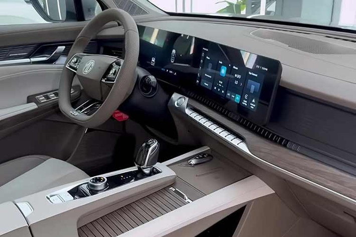 Ngay cả khi dựng đủ cả 7 ghế, khoang hành lý của mẫu SUV này vẫn đạt dung tích 332 lít. Khi gập hàng ghế thứ 3, dung tích cốp tăng lên hơn 1.000 lít. Sức mạnh của xe đến từ hệ truyền động quen thuộc của thương hiệu MG.