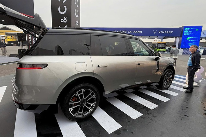 Lynk &amp; Co 900 có thể chạy hoàn toàn bằng điện với phạm vi hơn 200 km theo chu trình thử nghiệm WLTP. Trong khi đó, tổng phạm vi hoạt động kết hợp có thể đạt đến 1.443 km theo tiêu chuẩn CLTC của Trung Quốc. Cuối cùng là hệ thống đánh lái cầu sau với góc đánh lái tối đa 20 độ và hệ thống treo khí nén hai buồng. Các tính năng hỗ trợ lái trên xe được vận hành bởi nền tảng xử lý Nvidia AGX Thor với khả năng xử lý lên đến 700 TOPS.