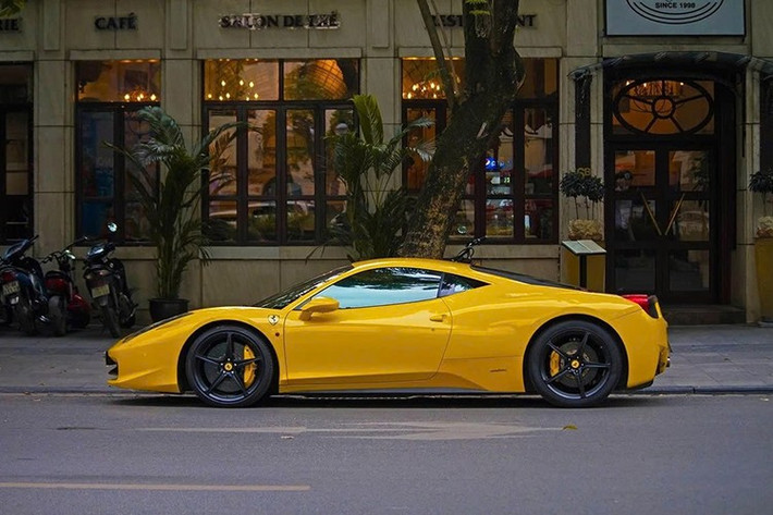 Sau cùng, siêu xe Ferrari 458 Italia vẫn sử dụng khối động cơ V8, dung tích 4.5 lít, hút khí tự nhiên, sản sinh công suất tối đa 570 mã lực và mô-men xoắn cực đại 540 Nm. Kết hợp cùng hộp số ly hợp kép 7 cấp, siêu xe Ferrari 458 Italia mất khoảng thời gian 3,4 giây để tăng tốc từ vị trí xuất phát lên 100 km/h trước khi đạt tốc độ tối đa khoảng 325 km/h.