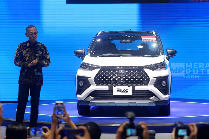Tại triển lãm Gaikindo Jakarta Auto Week 2025 vừa diễn ra ở Indonesia, Toyota đã chính thức giới thiệu mẫu Veloz Hybrid hoàn toàn mới. Với mức giá khởi điểm hấp dẫn cùng cấu hình động cơ lai xăng - điện tiết kiệm nhiên liệu, mẫu xe này được kỳ vọng sẽ tạo nên cú hích lớn trong phân khúc MPV và sớm có mặt tại Việt Nam để thay đổi cục diện cuộc đua với Mitsubishi Xpander.